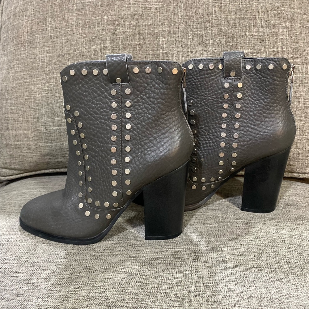 Lola Cruz grey leather ankle stud boots